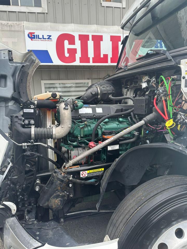2023 Volvo VNL64T 760 - Photo #11