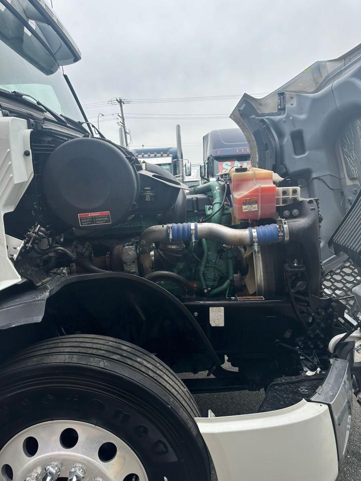 2023 Volvo VNL64T 760 - Photo #12