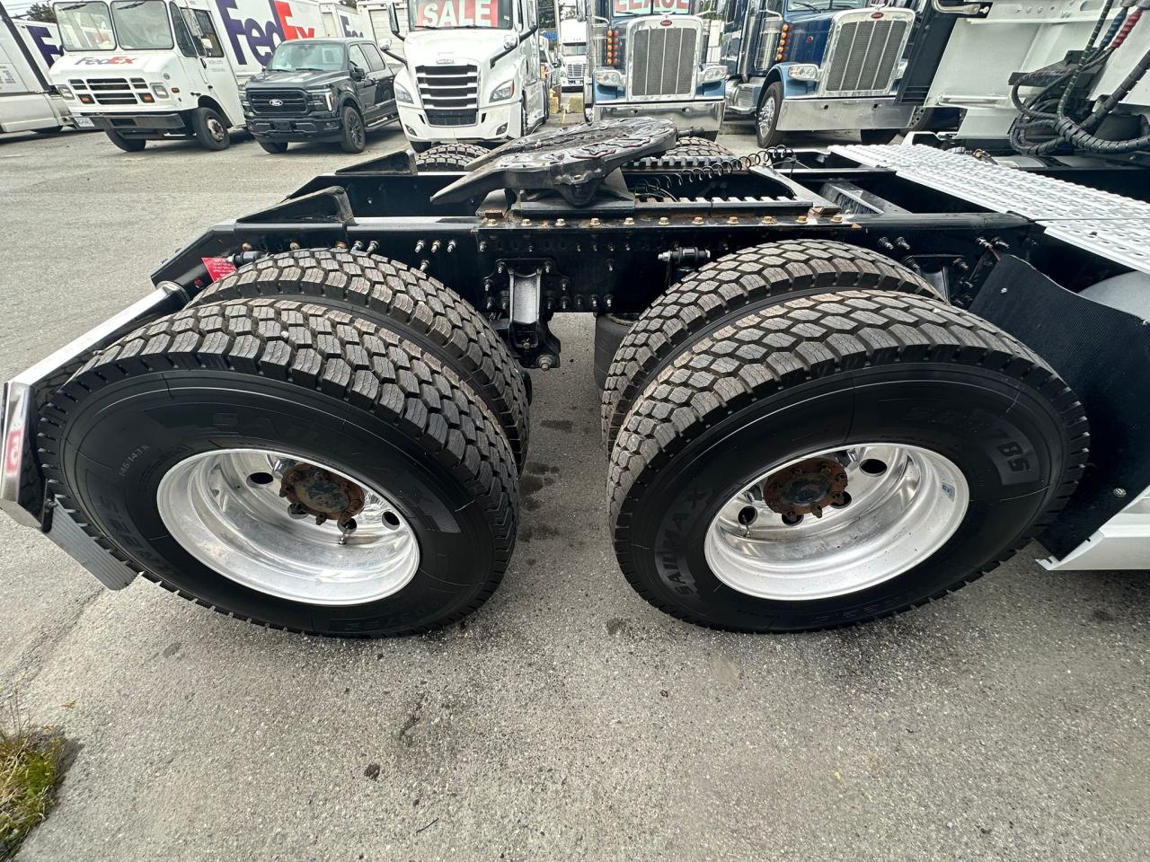 2023 Volvo VNL64T 760 - Photo #15