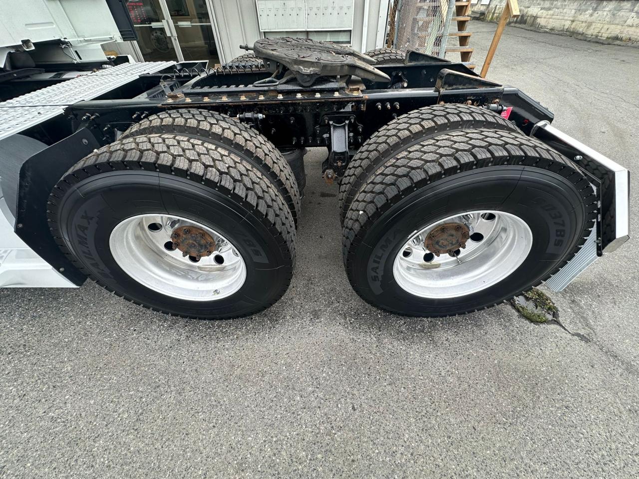 2023 Volvo VNL64T 760 - Photo #16