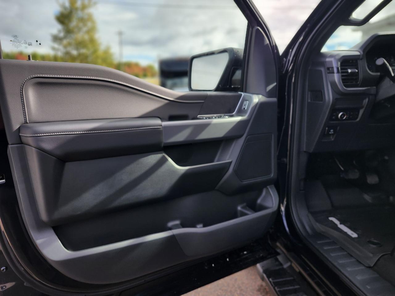 2025 Ford F-150 XLT 4WD SuperCrew 6.5' Box Photo5