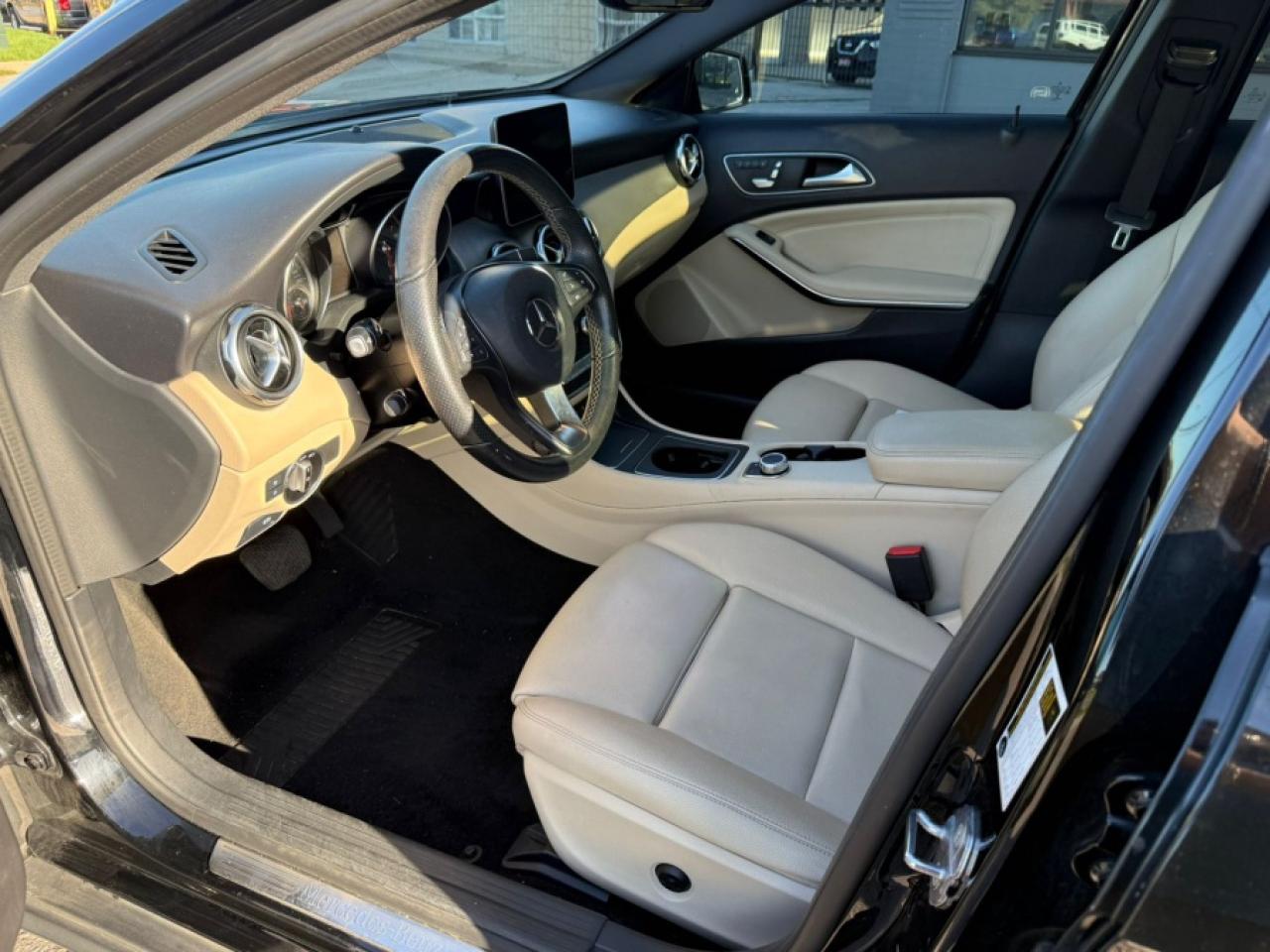 2020 Mercedes-Benz GLA GLA 250 4MATIC/ CLEAN CARFAX/ SERVICE RECORDS/ NAV - Photo #16