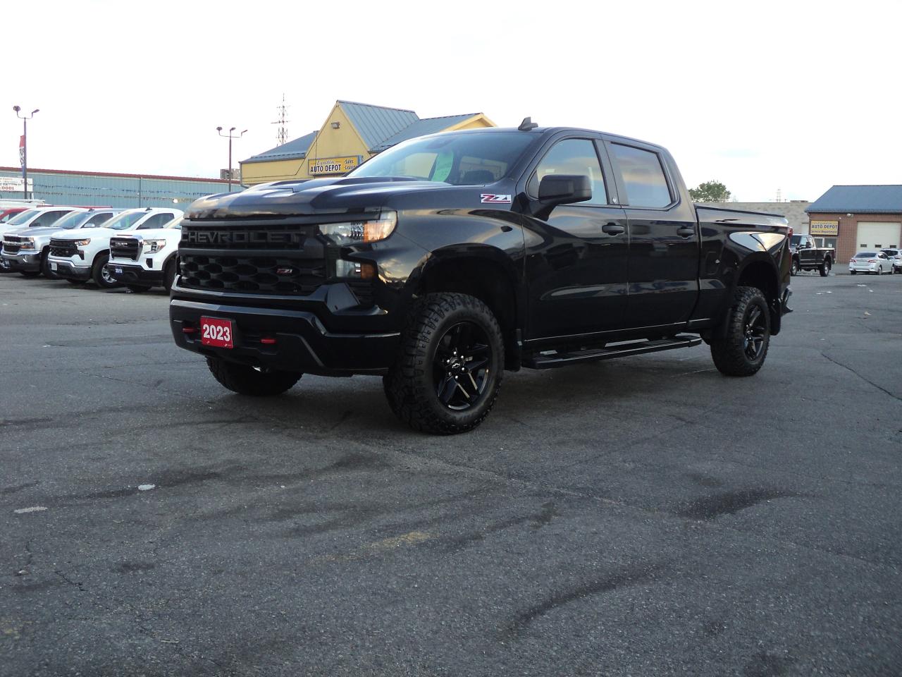 2023 Chevrolet Silverado 1500 CustomTrailBoss CrewCab4WD Z71 2.7L4cylGas 6'7"Box - Photo #2