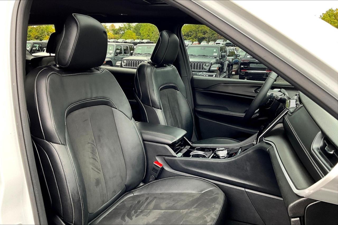 2023 Jeep Grand Cherokee L Altitude | 6Seat | Sunroof | SafetyTech | NAV |4X4 Photo