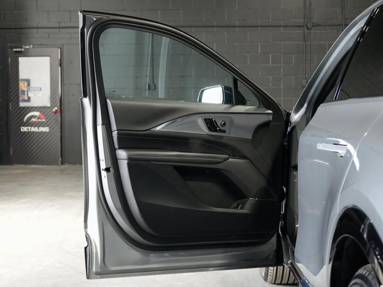 2024 Cadillac LYRIQ Tech w-1SA/PANO/DRIVE ASSIST/NO ACCIDENT/1-OWNER Photo