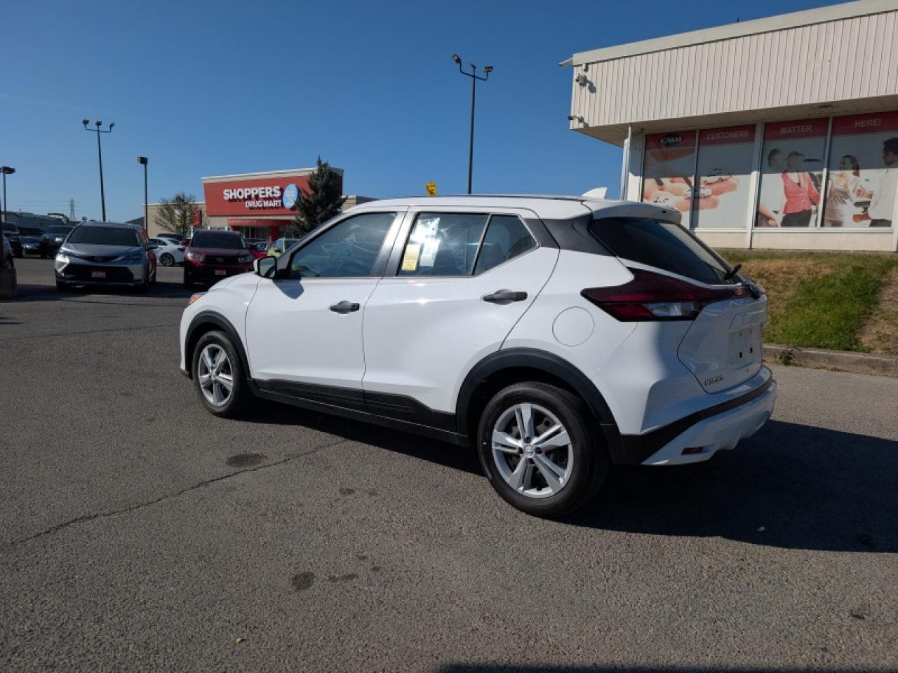 2022 Nissan Kicks S  **VERY LOW KMS - CLEAN CF** Photo2