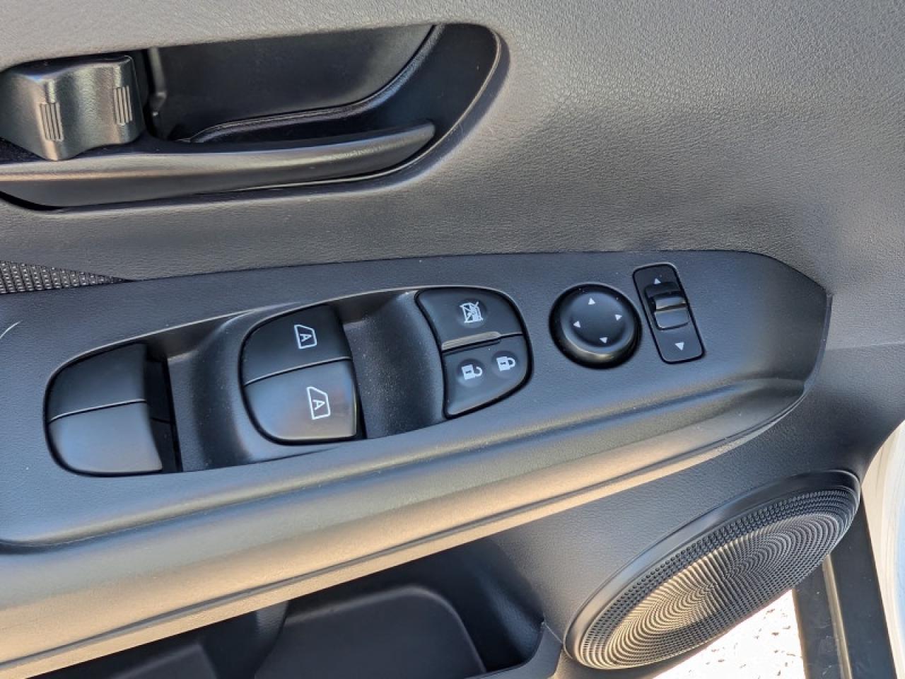 2022 Nissan Kicks S  **VERY LOW KMS - CLEAN CF** Photo