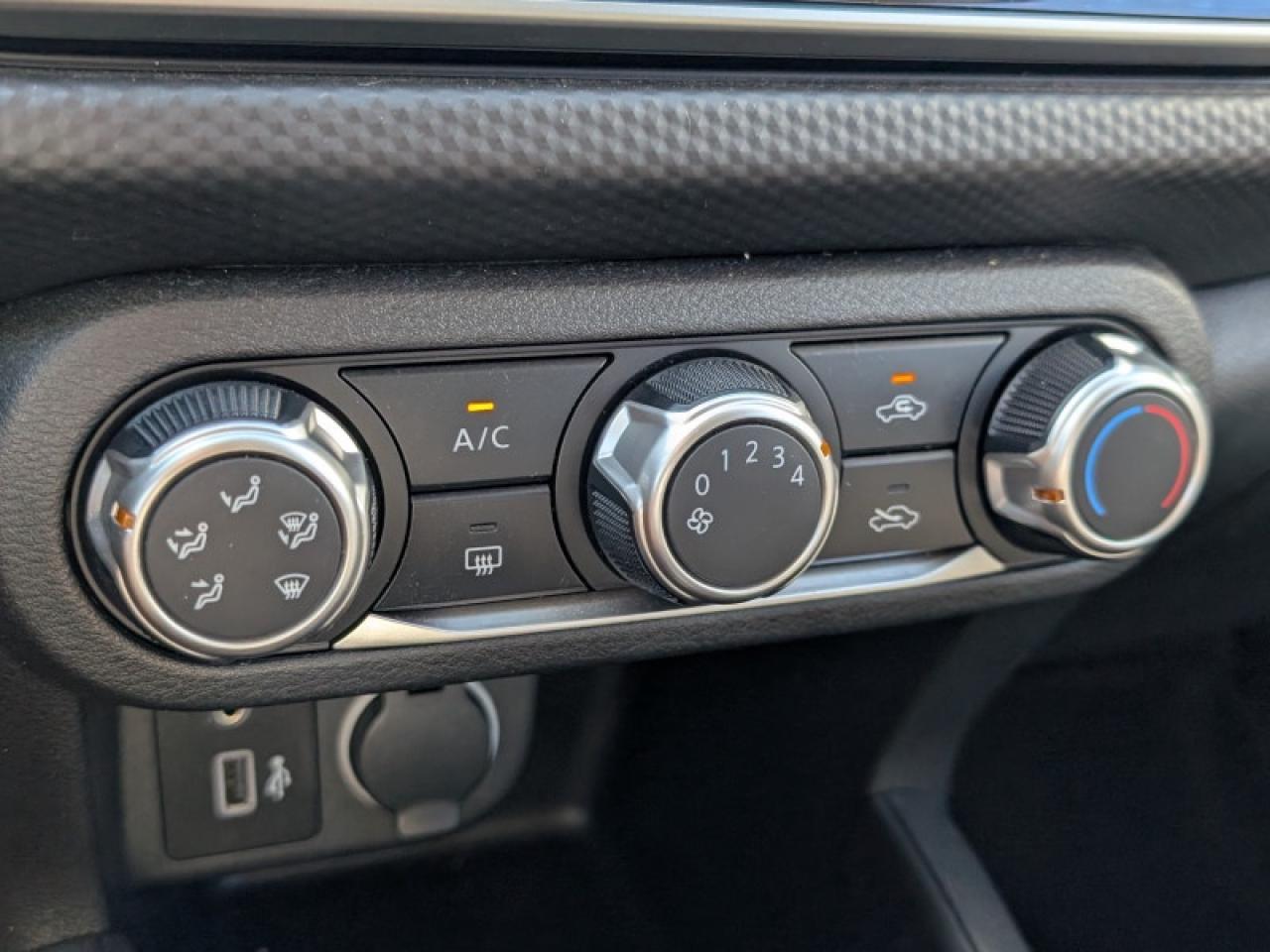 2022 Nissan Kicks S  **VERY LOW KMS - CLEAN CF** Photo