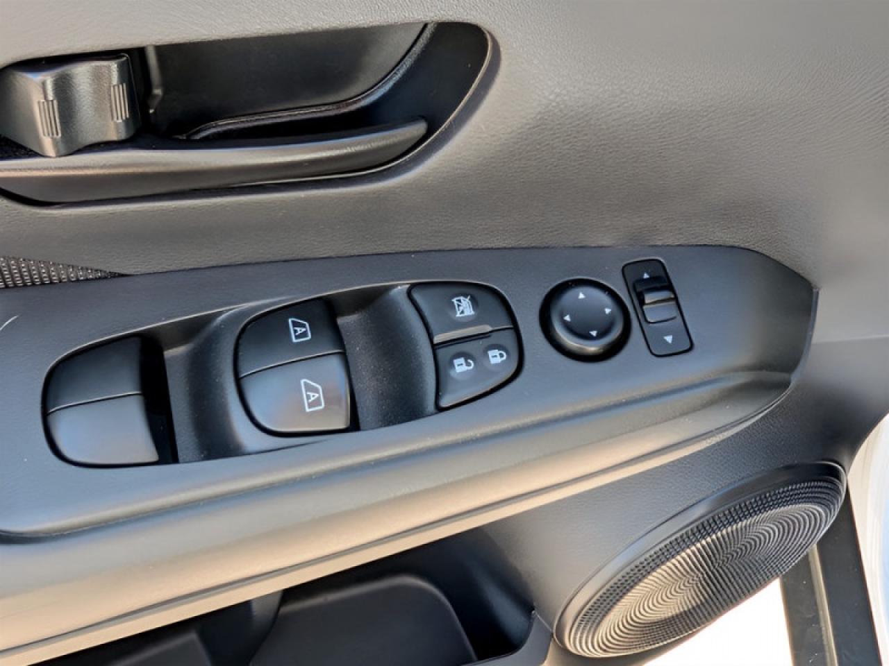 2022 Nissan Kicks S  **VERY LOW KMS - CLEAN CF** Photo