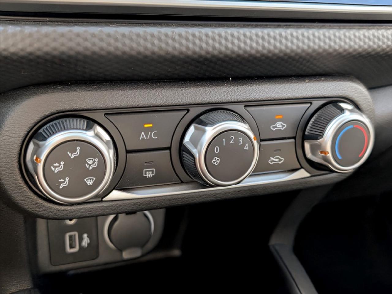 2022 Nissan Kicks S  **VERY LOW KMS - CLEAN CF** Photo