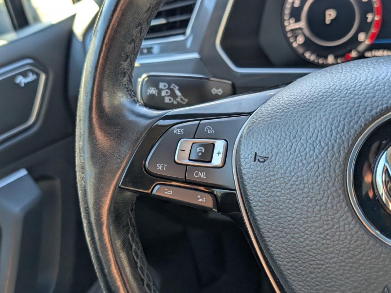2018 Volkswagen Tiguan Highline 4MOTION  **LOW KMS - 1 OWNER** Photo