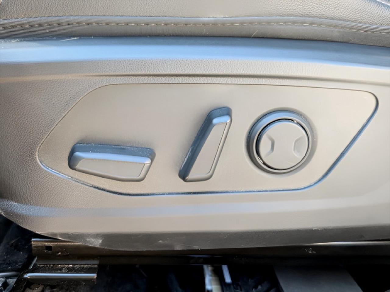 2024 Hyundai Santa Cruz Trend   **LOW KMS - 1 OWNER - MINT** Photo