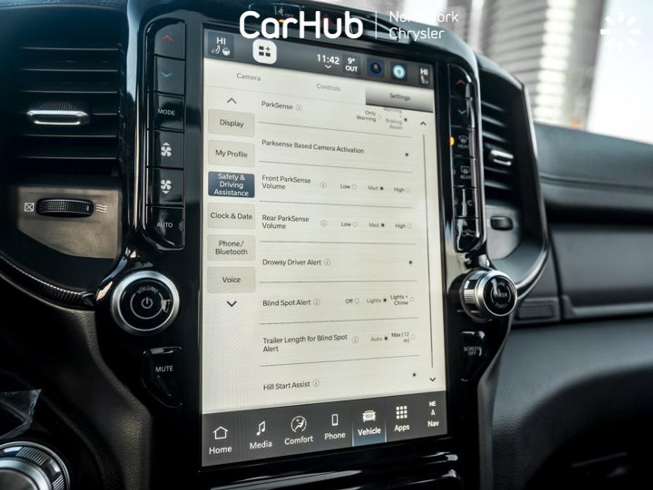 2026 RAM 1500 Sport 5'7'' Box Panoroof  12.3'' screen Tonneau Cover Side Steps 360 Camera Photo