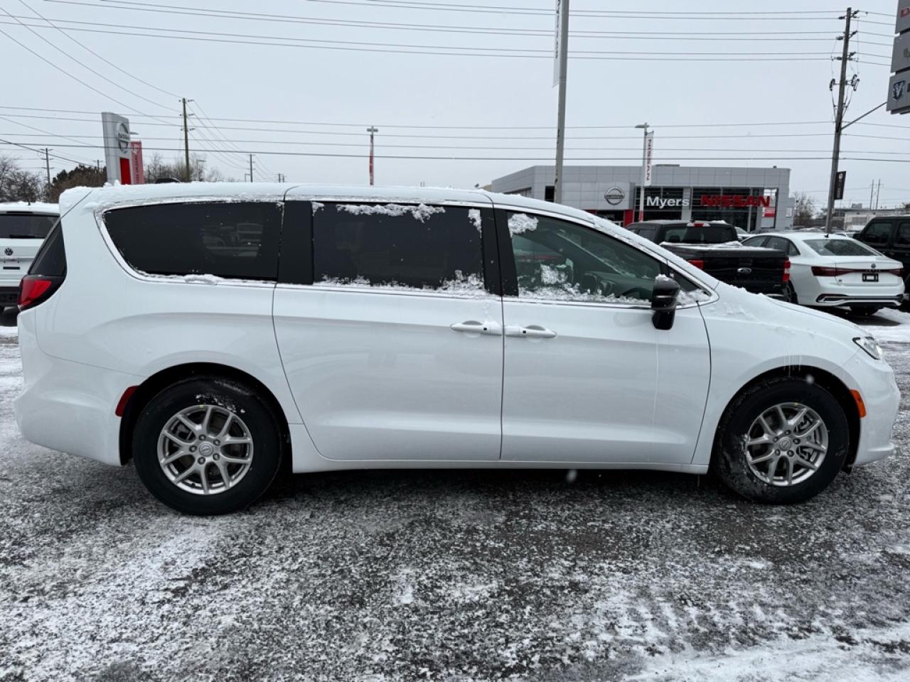 2026 Chrysler Pacifica Select  - Apple CarPlay - $173.07 /Wk Photo4