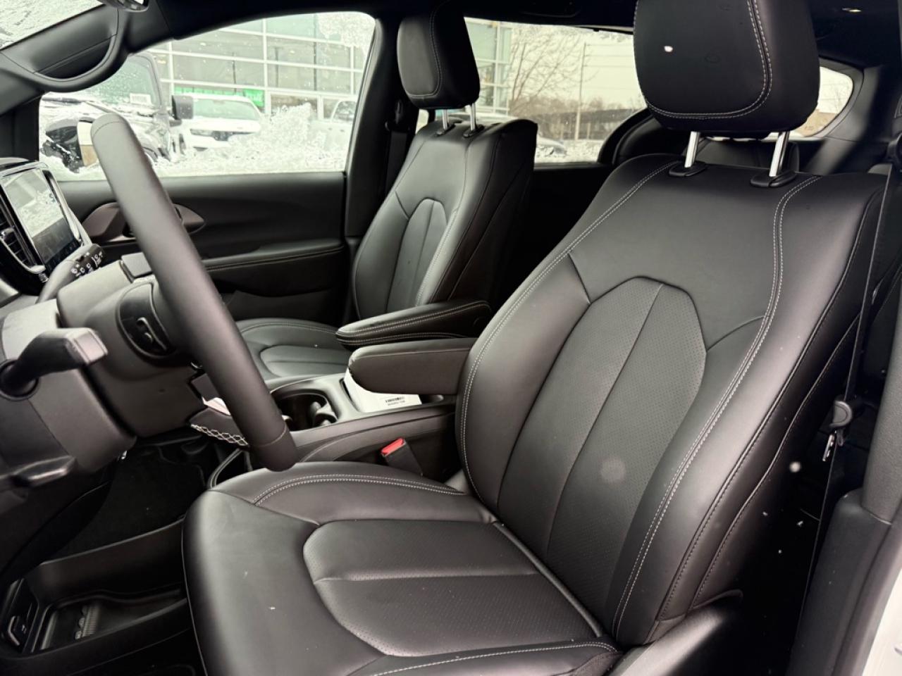 2026 Chrysler Pacifica Select  - Apple CarPlay - $173.07 /Wk Photo