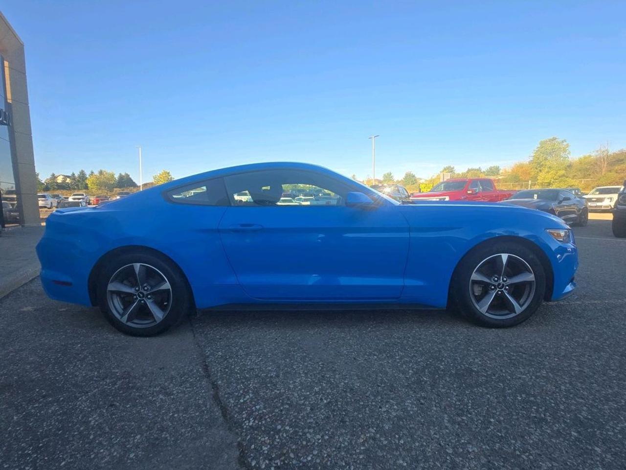 2017 Ford Mustang 2.3L ECOBOOST, 18" RIMS, AUTOMATIC! Photo2