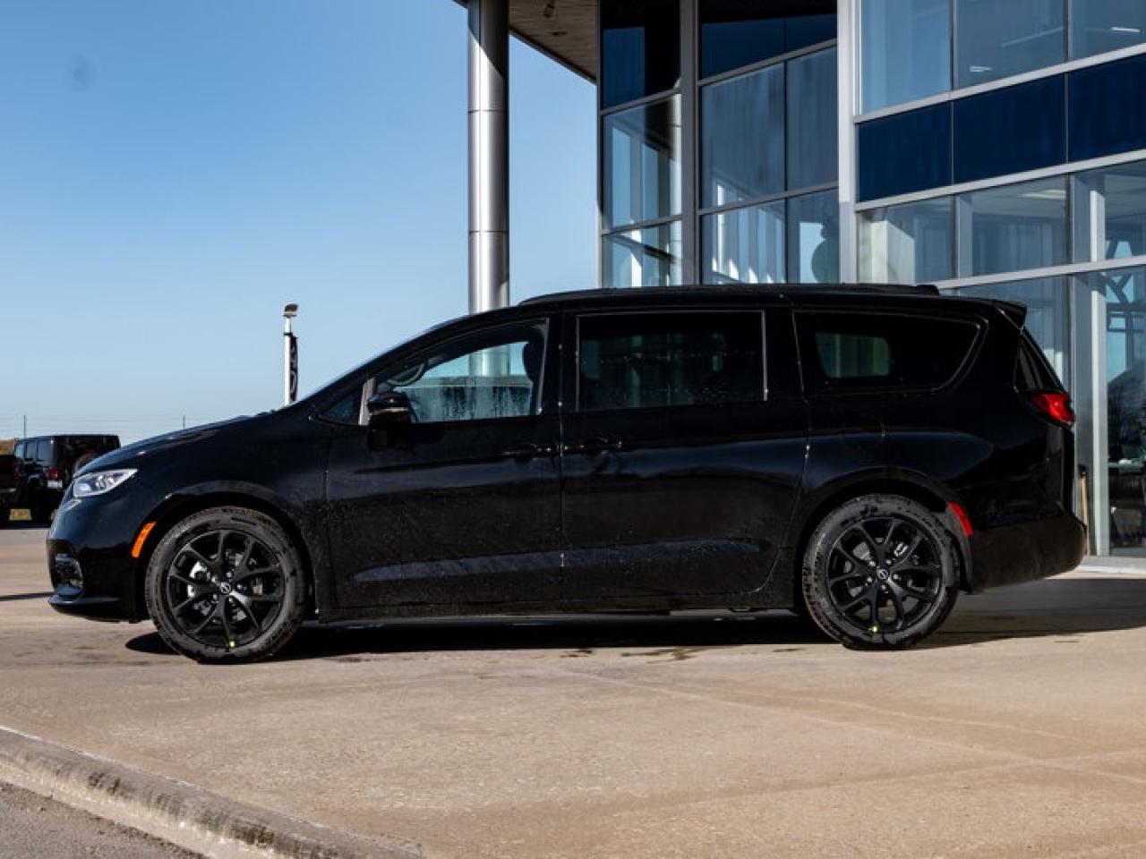 2026 Chrysler Pacifica Select Photo4