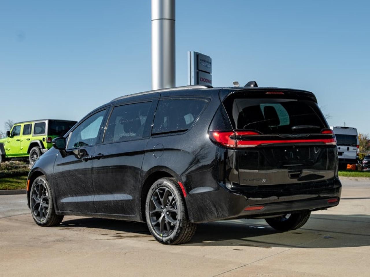 2026 Chrysler Pacifica Select Photo
