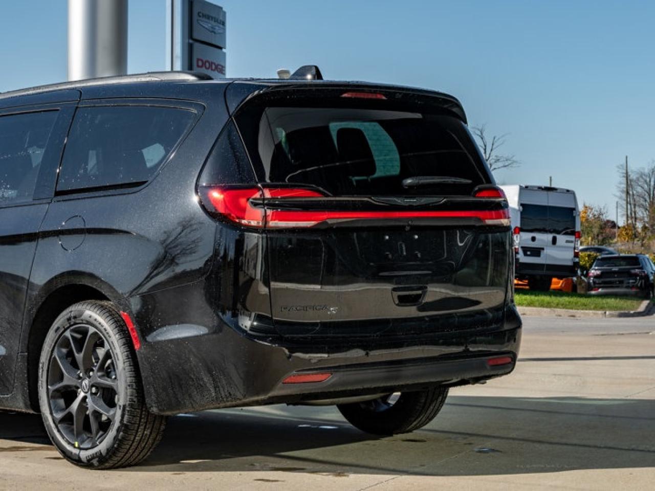 2026 Chrysler Pacifica Select Photo