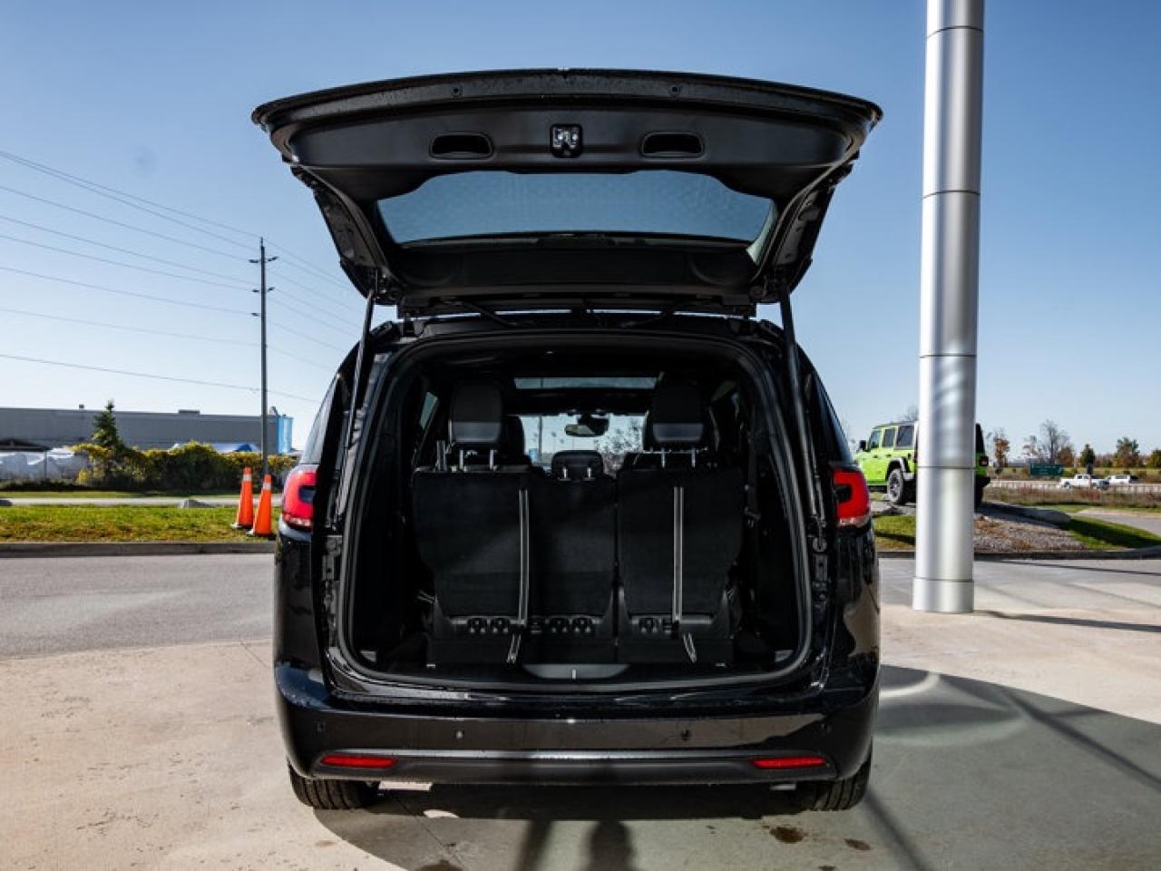 2026 Chrysler Pacifica Select Photo