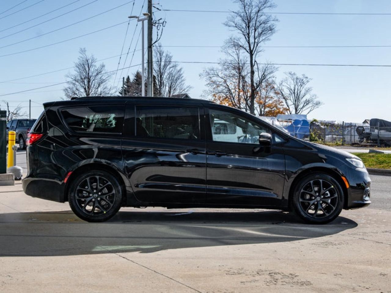2026 Chrysler Pacifica Select Photo