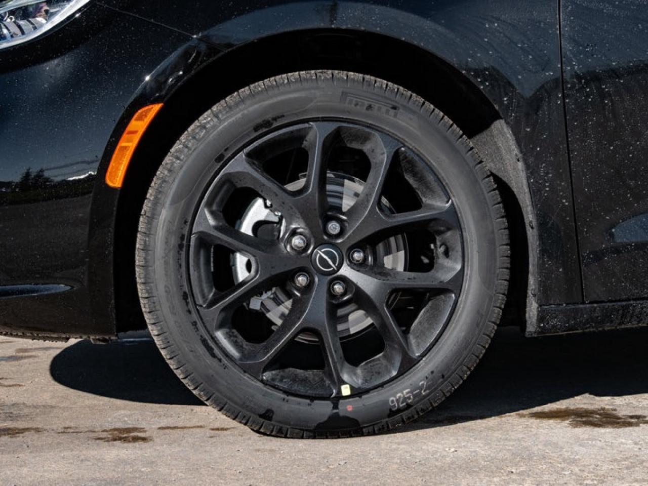 2026 Chrysler Pacifica Select Photo