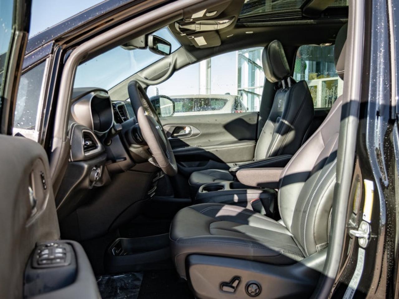 2026 Chrysler Pacifica Select Photo