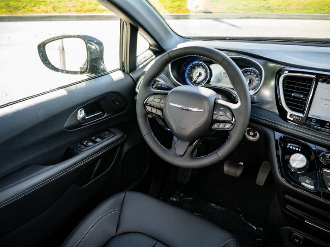 2026 Chrysler Pacifica Select Photo