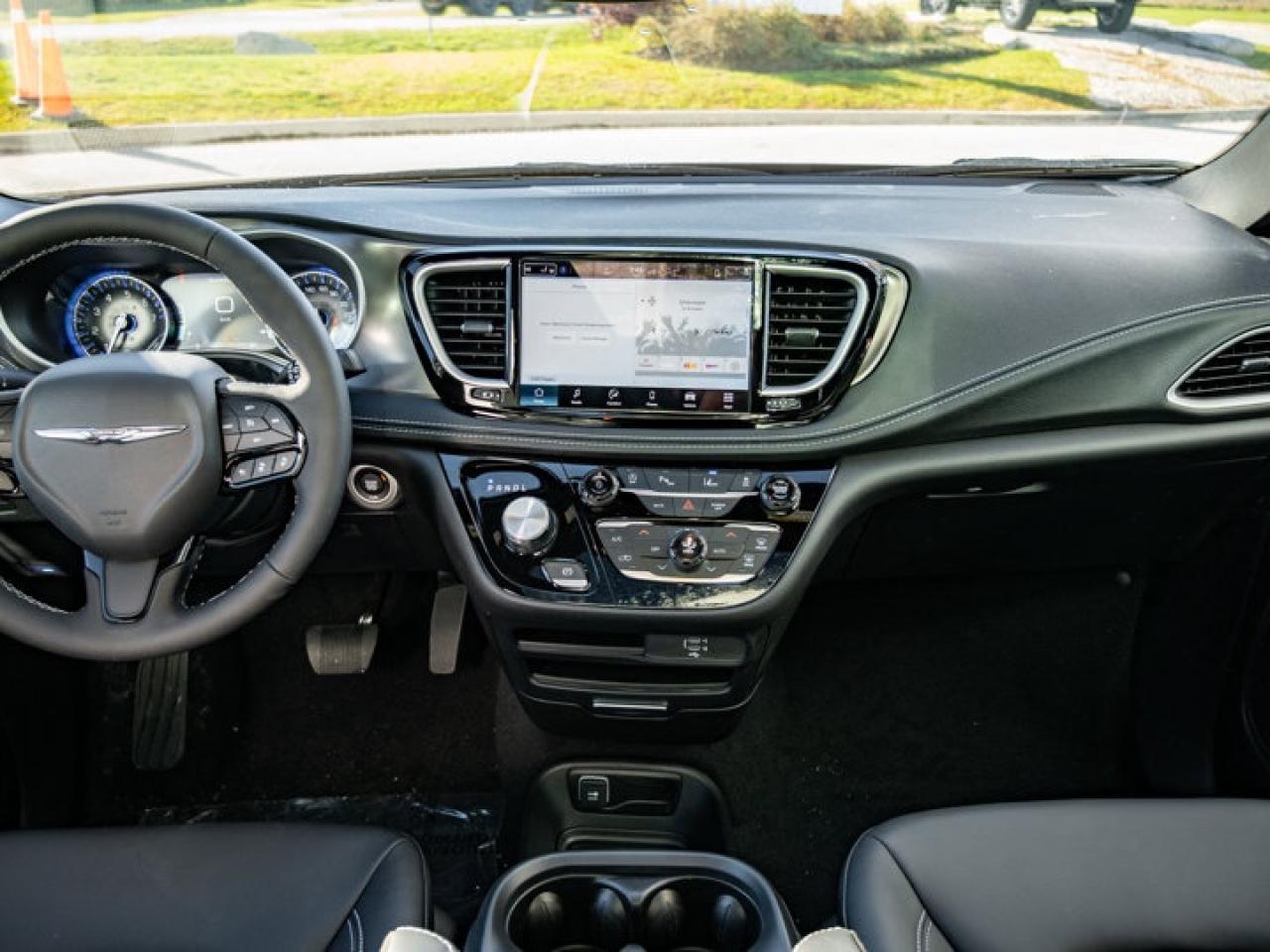 2026 Chrysler Pacifica Select Photo