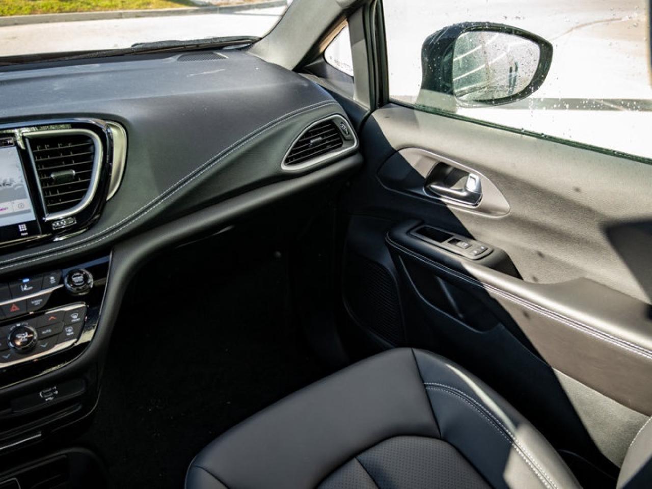 2026 Chrysler Pacifica Select Photo