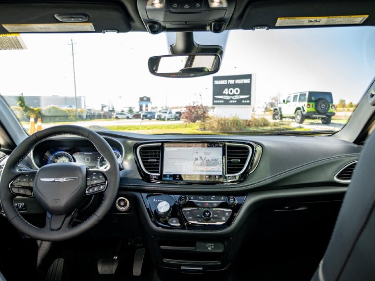 2026 Chrysler Pacifica Select Photo