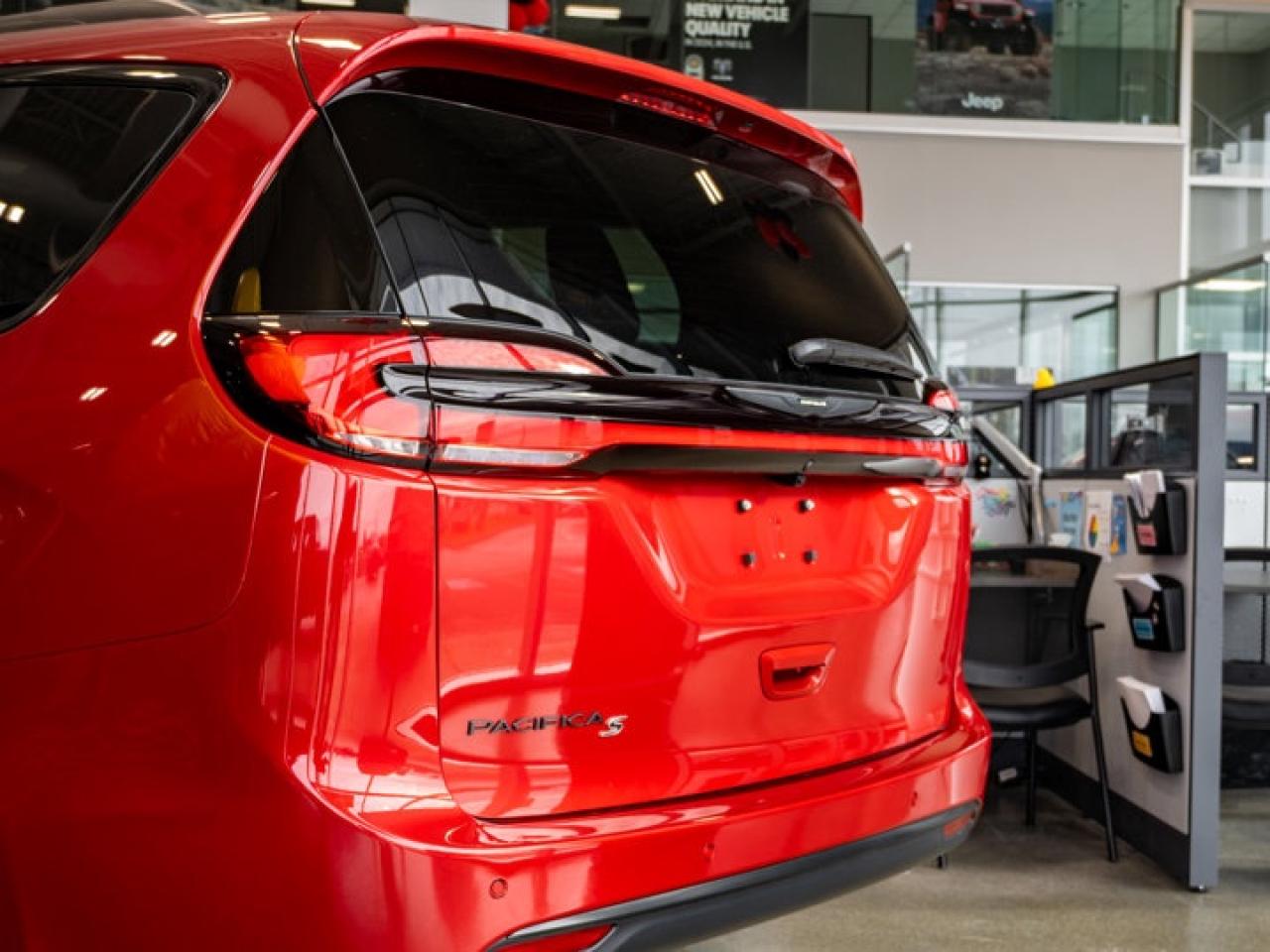 2026 Chrysler Pacifica Select Photo