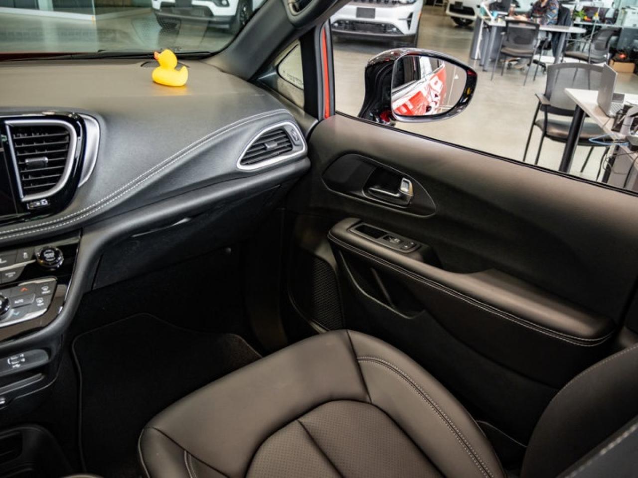 2026 Chrysler Pacifica Select Photo