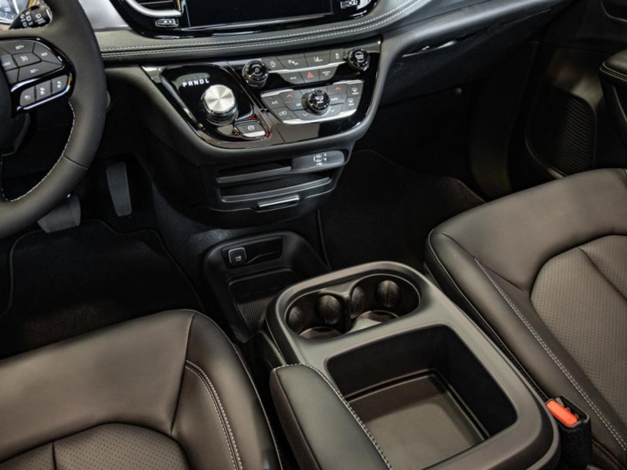 2026 Chrysler Pacifica Select Photo