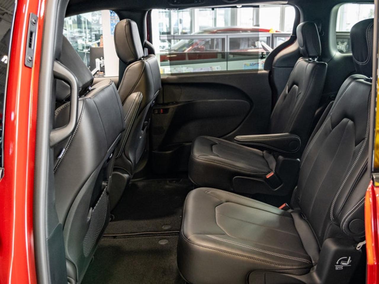 2026 Chrysler Pacifica Select Photo