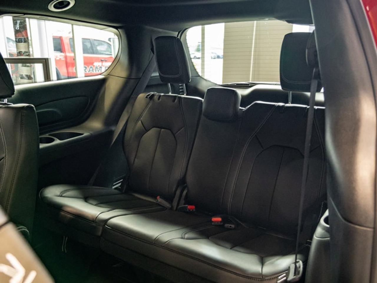 2026 Chrysler Pacifica Select Photo