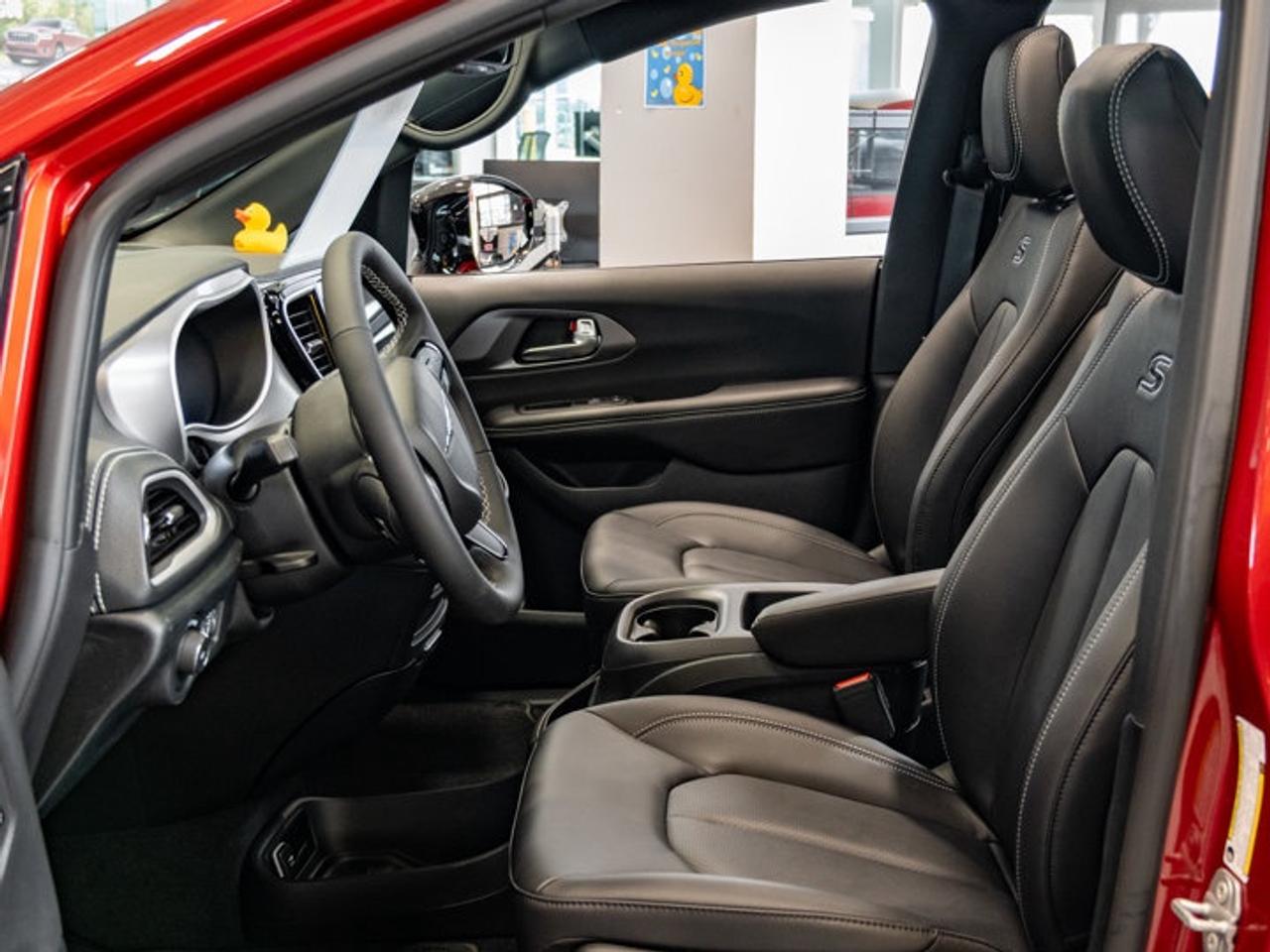 2026 Chrysler Pacifica Select Photo