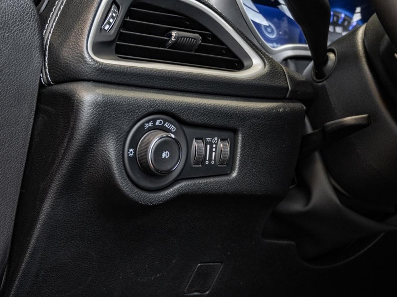 2026 Chrysler Pacifica Select Photo