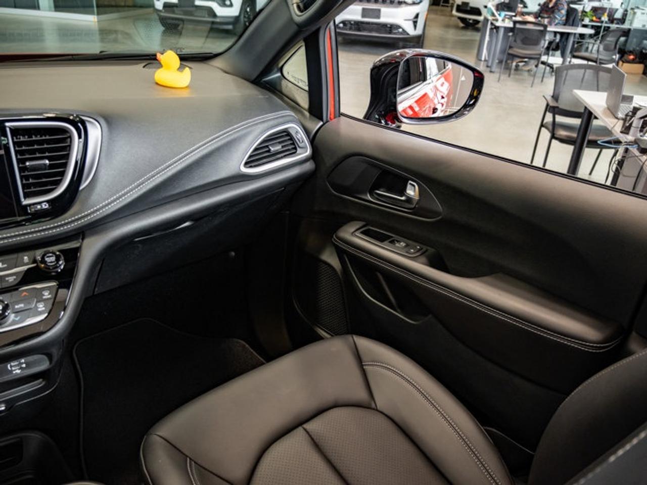 2026 Chrysler Pacifica Select Photo