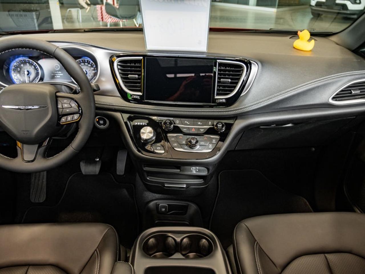 2026 Chrysler Pacifica Select Photo