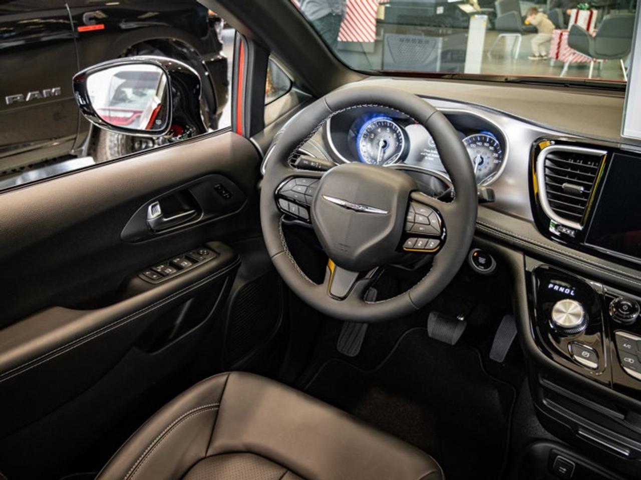 2026 Chrysler Pacifica Select Photo