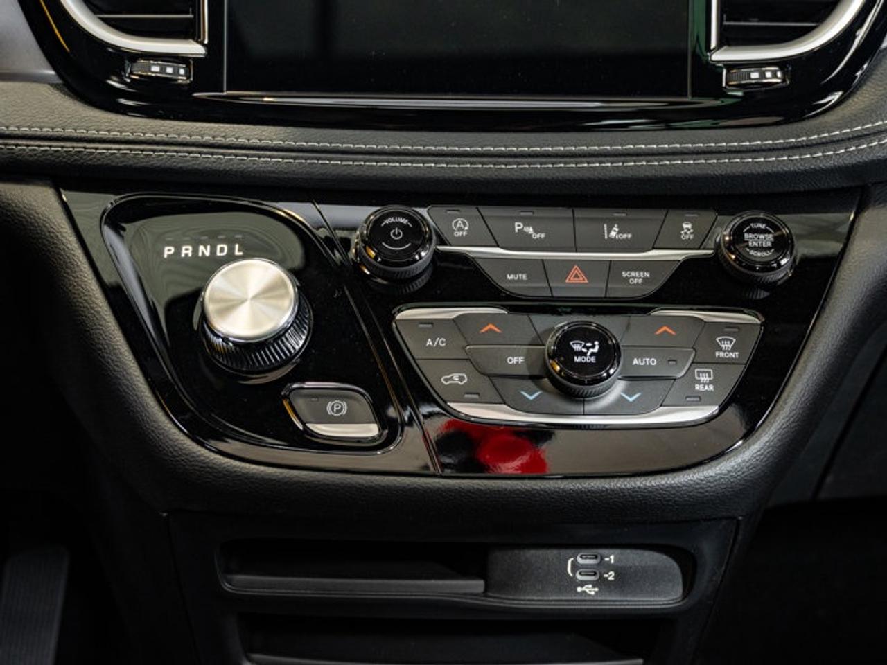 2026 Chrysler Pacifica Select Photo