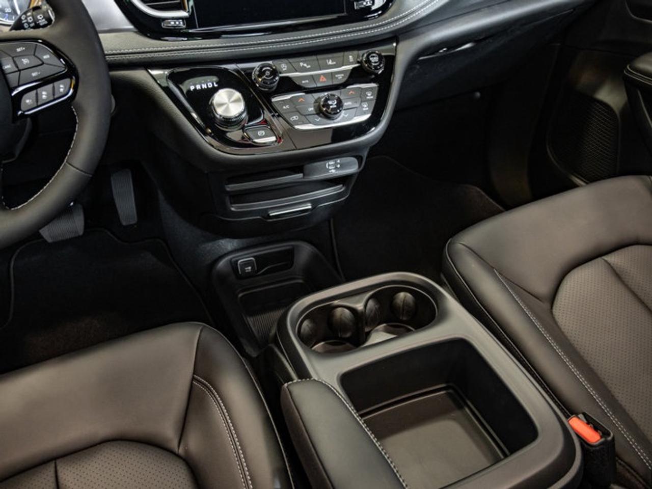 2026 Chrysler Pacifica Select Photo