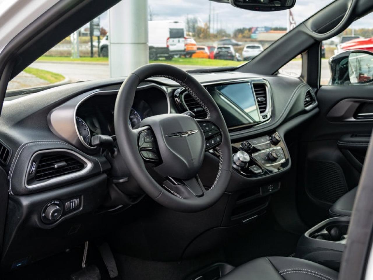 2026 Chrysler Pacifica Select Photo