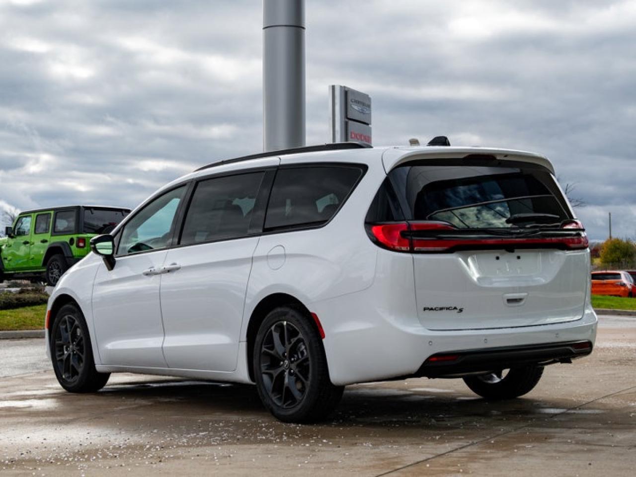 2026 Chrysler Pacifica Select Photo