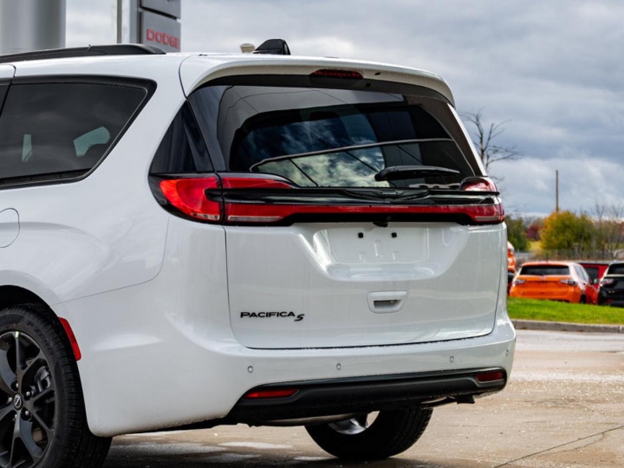 2026 Chrysler Pacifica Select Photo