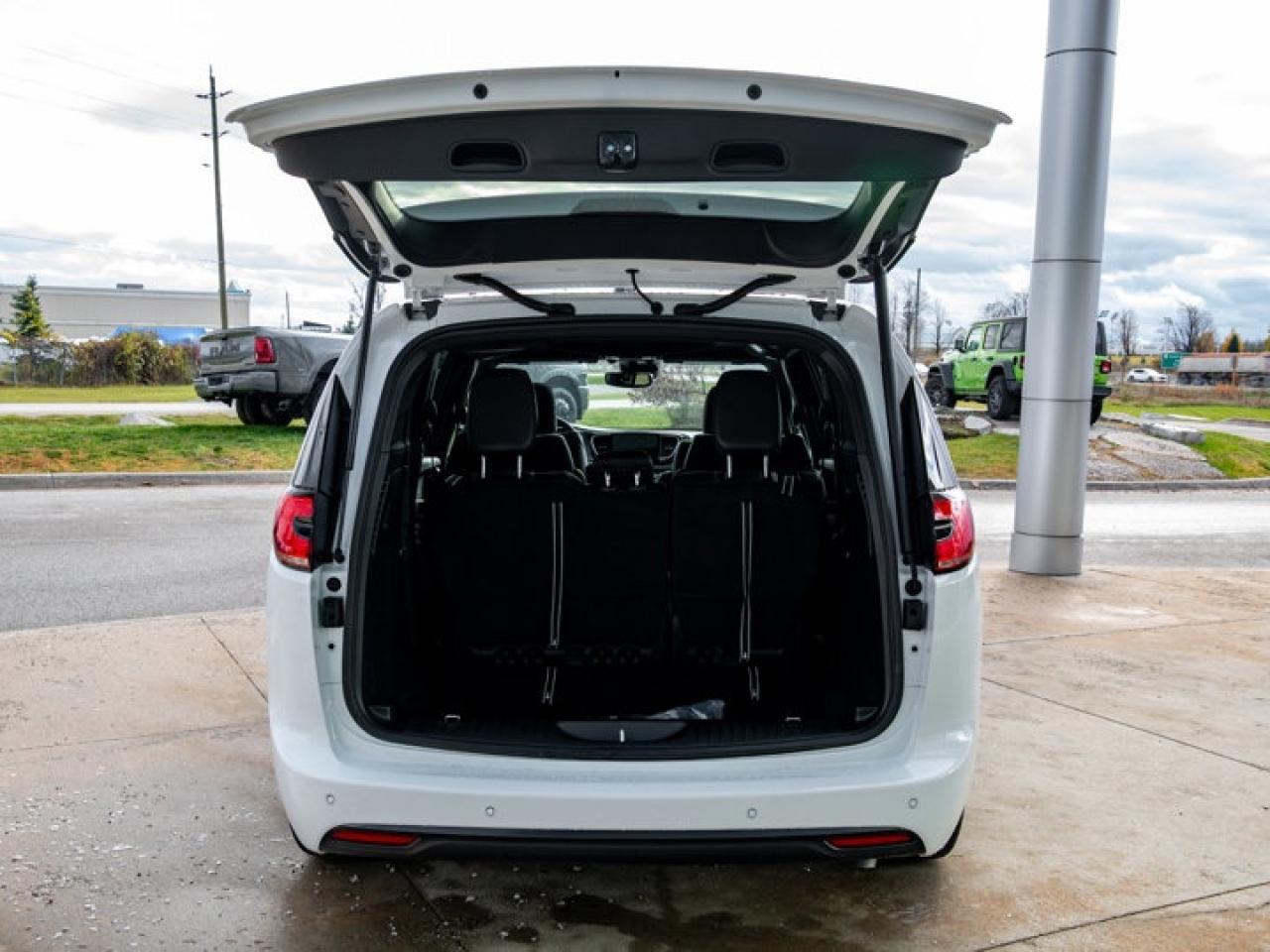 2026 Chrysler Pacifica Select Photo