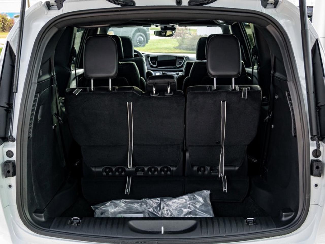 2026 Chrysler Pacifica Select Photo