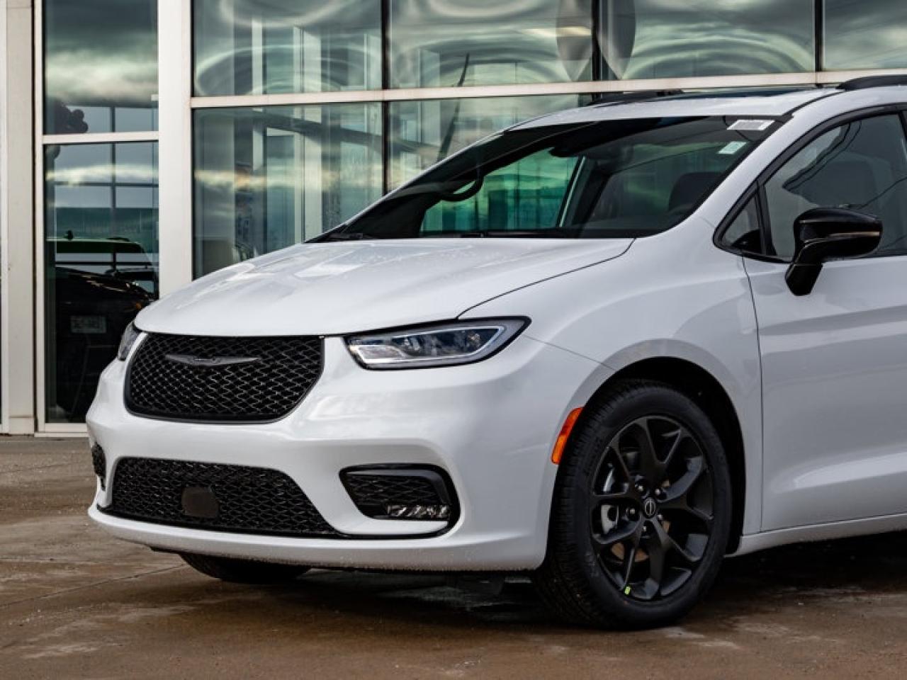 2026 Chrysler Pacifica Select Photo