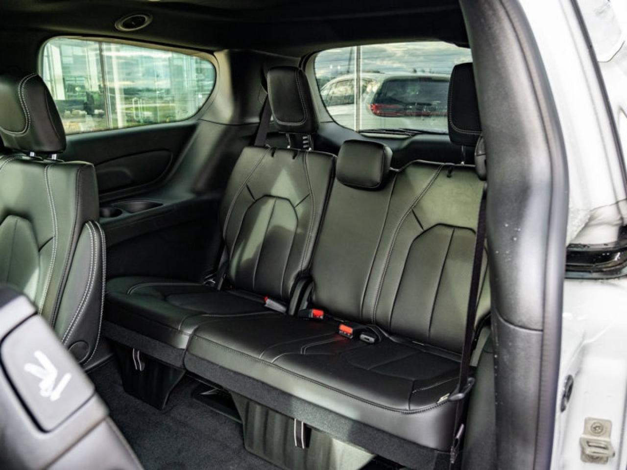 2026 Chrysler Pacifica Select Photo